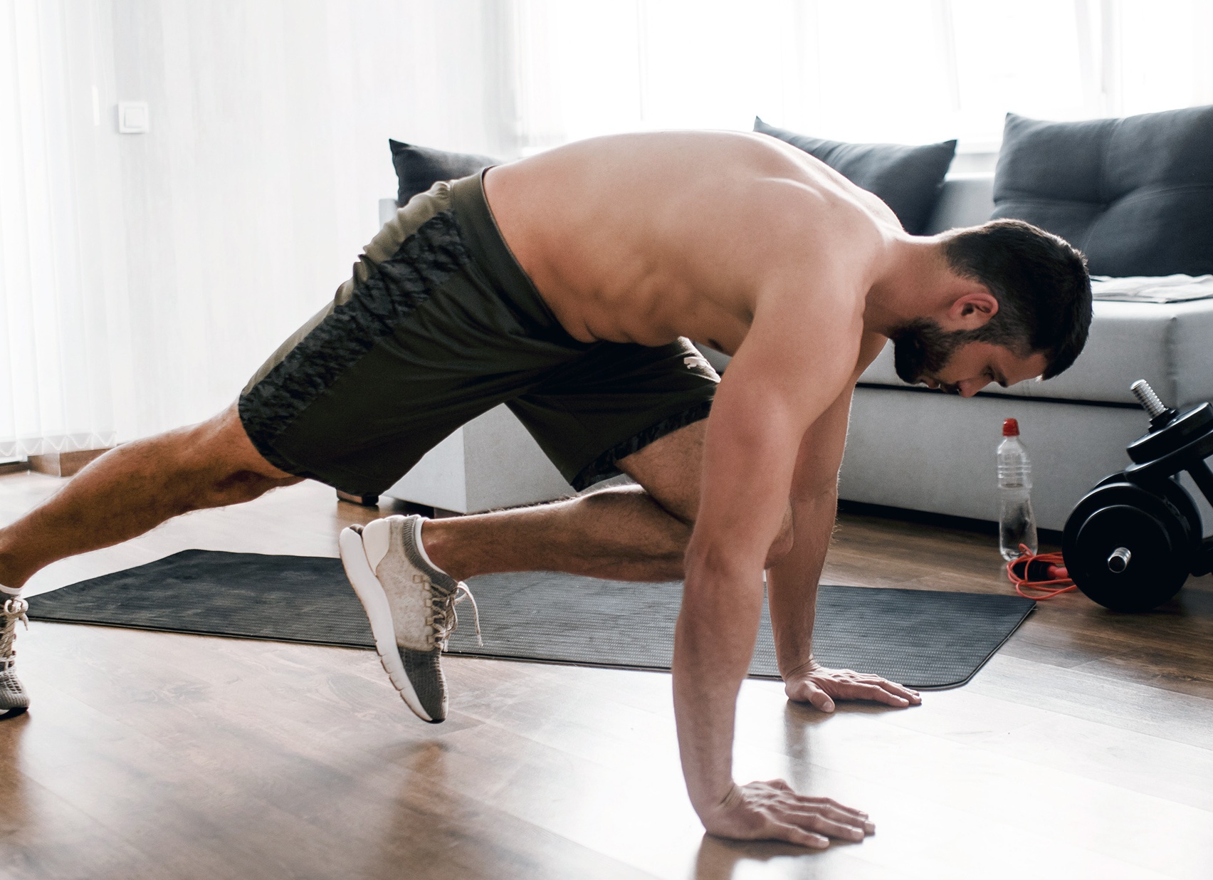 Тренировка дня: короткий комплекс для мощной груди и рук